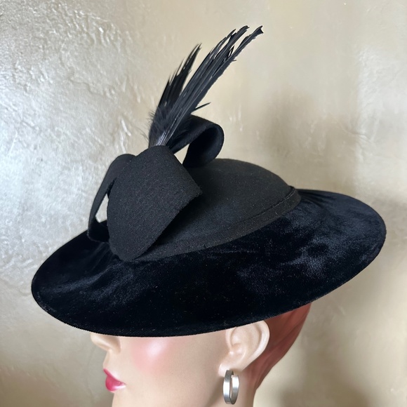 ORNATE 1940s\' BLACK FELT/VELVET FEDORA WITH FELT STRIPS + BLACK FEATHER \
